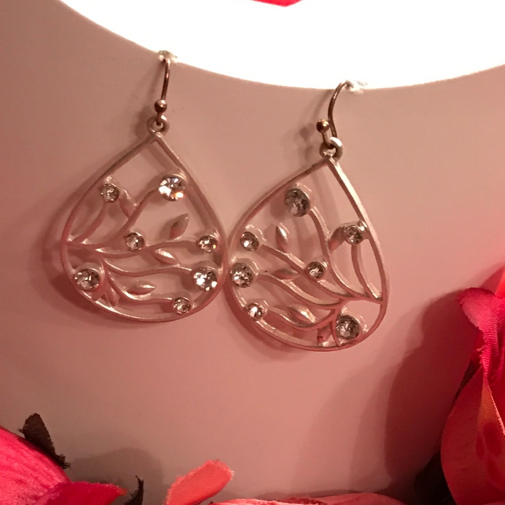 Short silver/crystal stones earrings